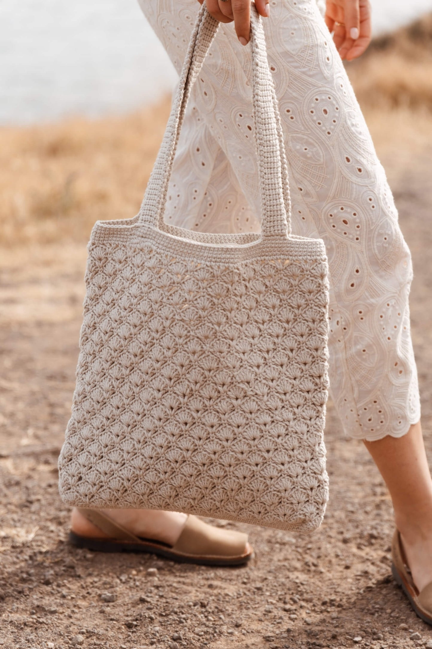 Bolso tote SALITRE tejido a mano en crochet beige claro, diseño de Cabori inspirado en conchas marinas