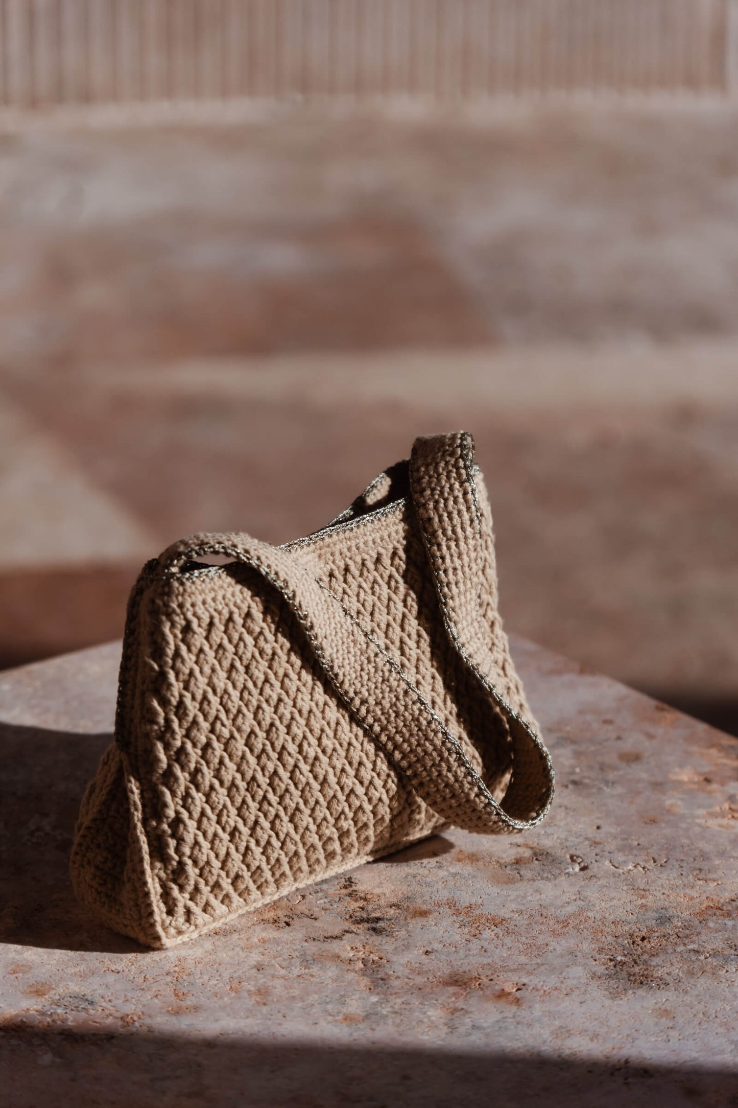Bolso Pita de crochet color arena, diseño minimal y artesanal hecho a mano en España, inspirado en la naturaleza mediterránea.