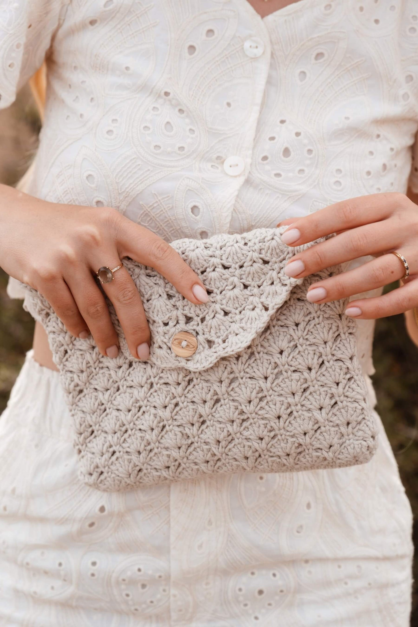 Detalle del neceser de crochet SALITRE tejido a mano en beige claro, diseño inspirado en conchas marinas
