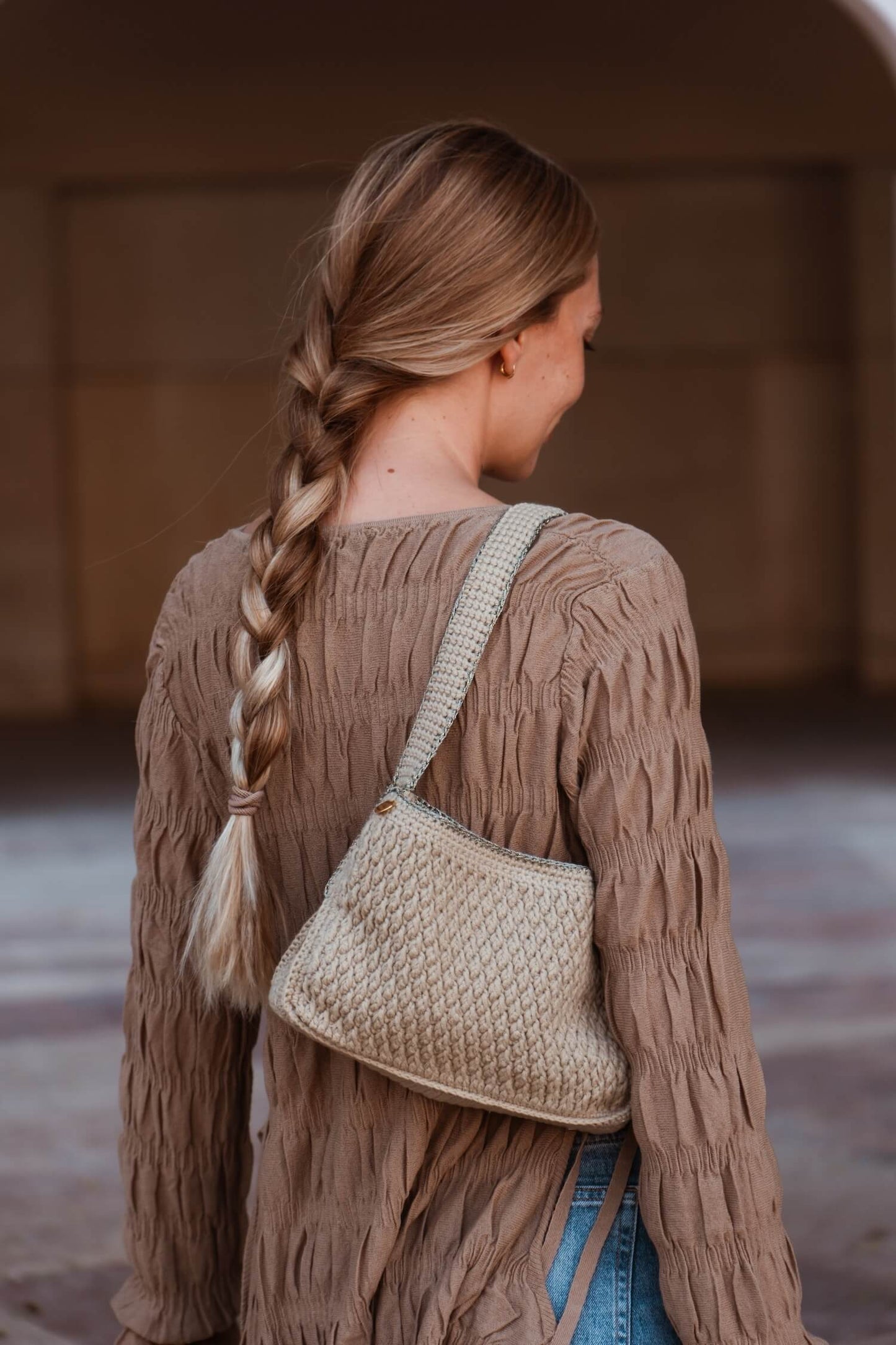 Bolso artesanal de crochet color arena Pita de Cabori, estilo mediterráneo minimal y versátil, ideal para looks casuales.