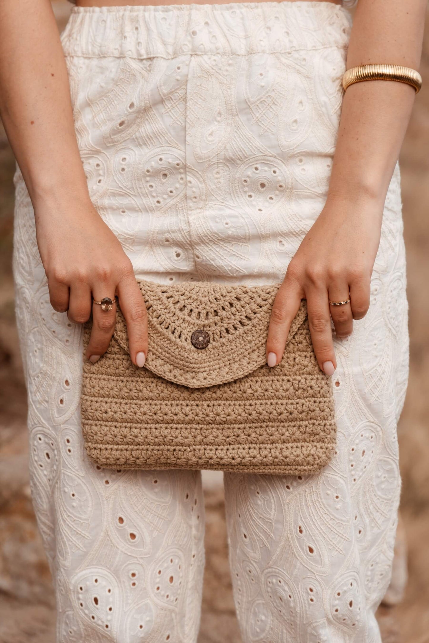 Neceser de crochet CALIMA en tono arena, tejido a mano con botón de coco, diseño mediterráneo de Cabori