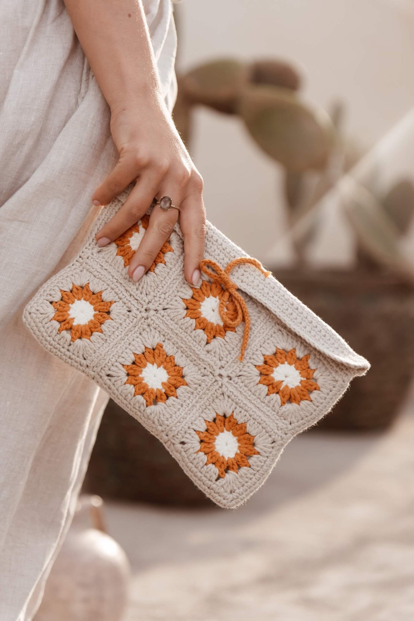 Mano sosteniendo neceser de crochet Solano de Cabori