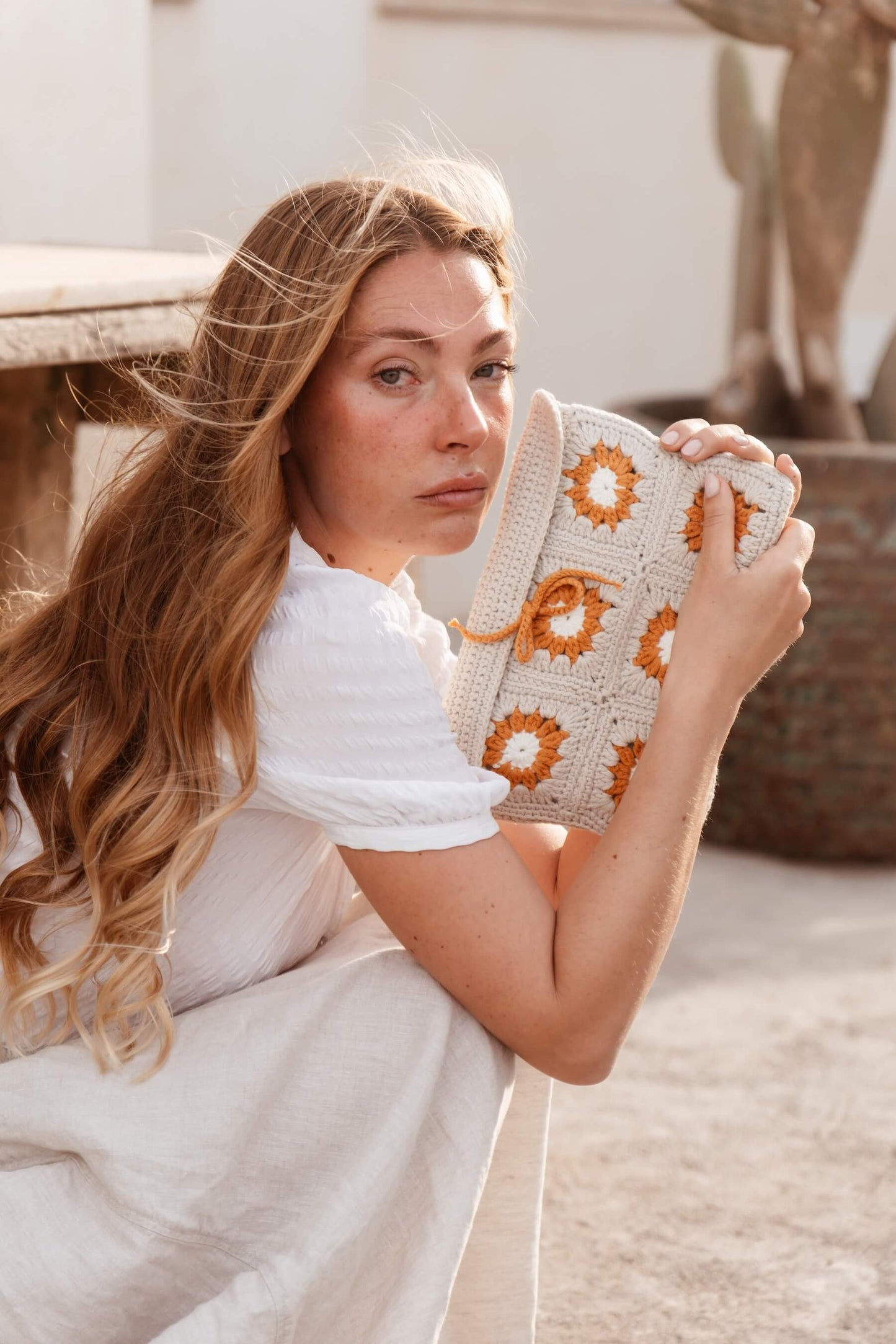 Mujer mostrando neceser Solano de crochet