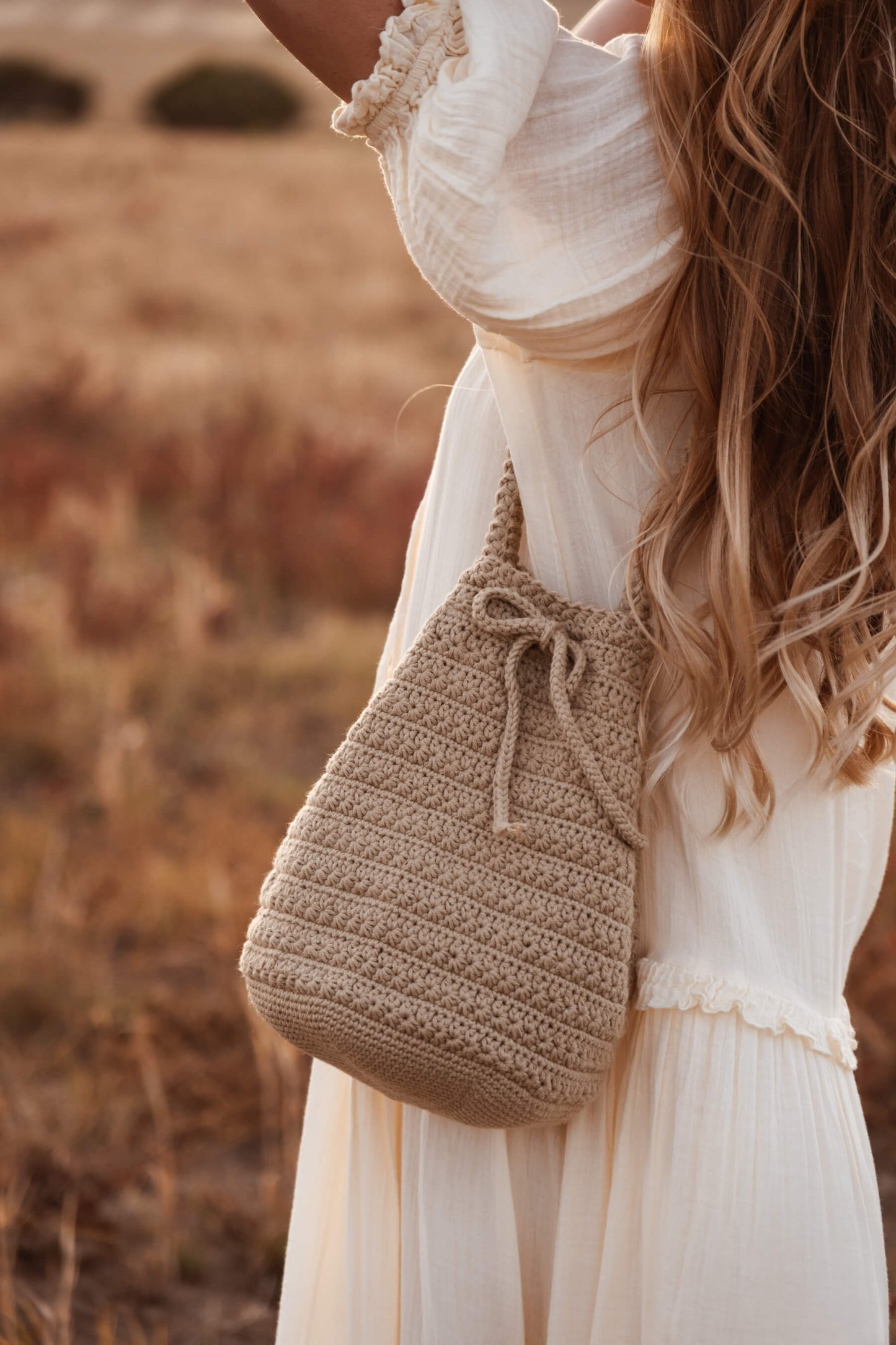 Bolso bombonera CALIMA tejido a mano en crochet tono arena, diseño cálido y versátil de Cabori