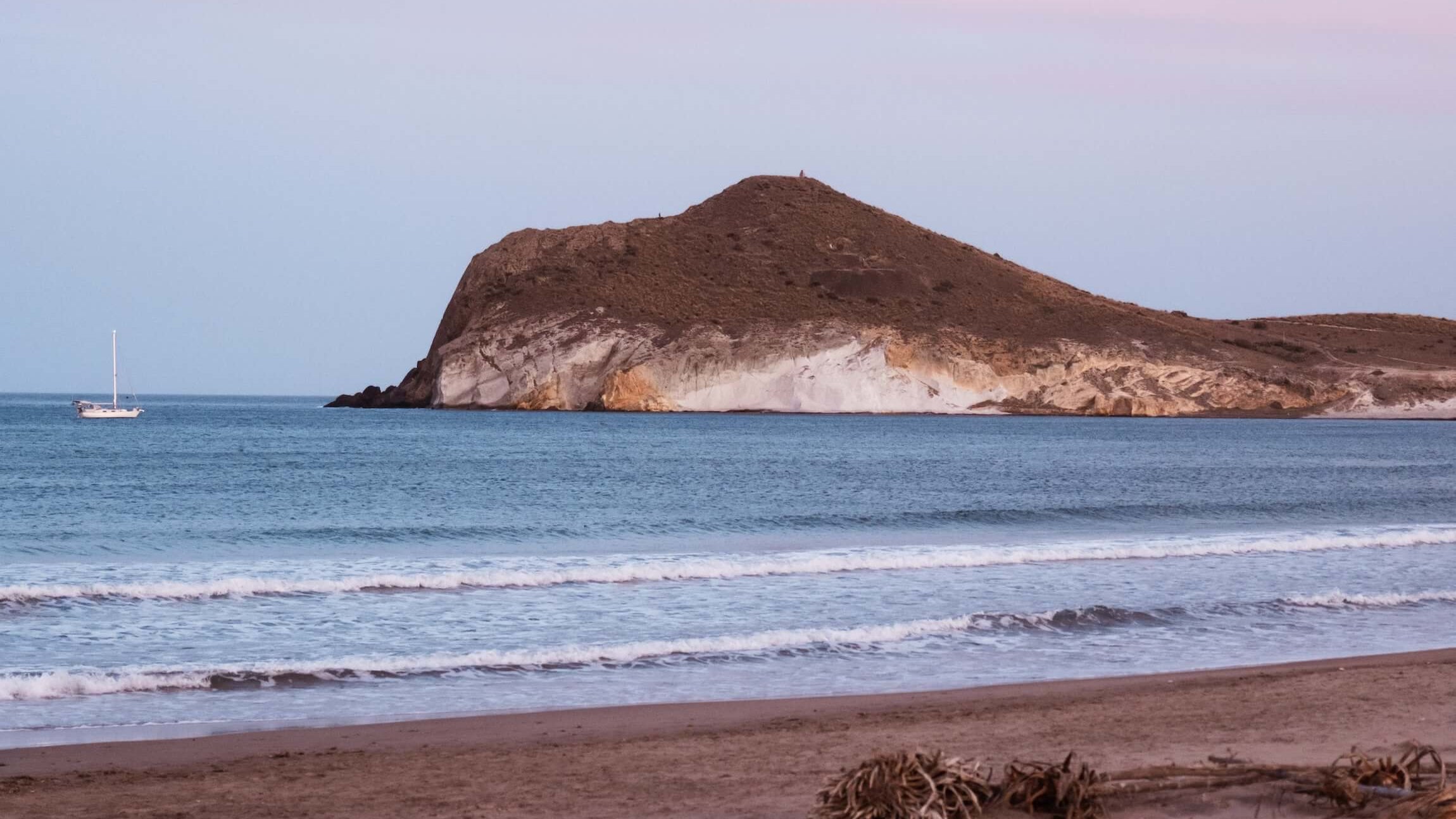 Vista del mar y paisaje del Cabo de Gata al atardecer, inspiración mediterránea de la marca Cabori