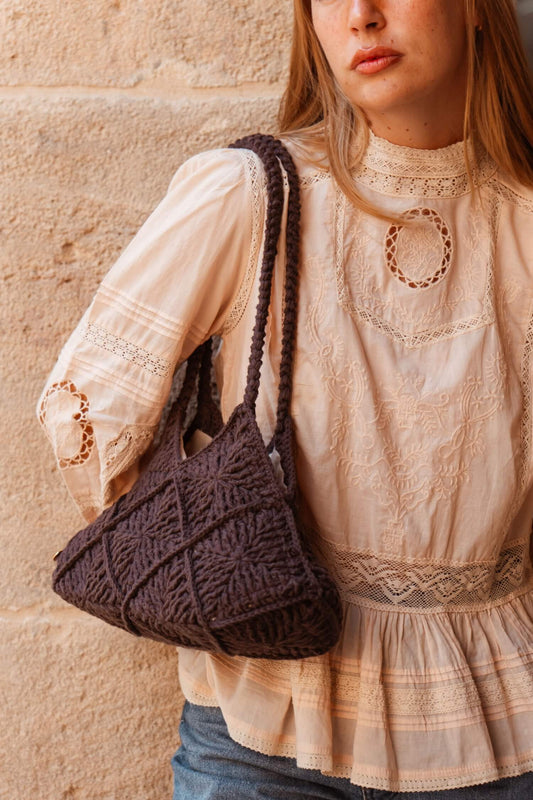 Bolso Agave artesanal de crochet en color chocolate, diseño mediterráneo con asas trenzadas, elegante y versátil para el día a día.