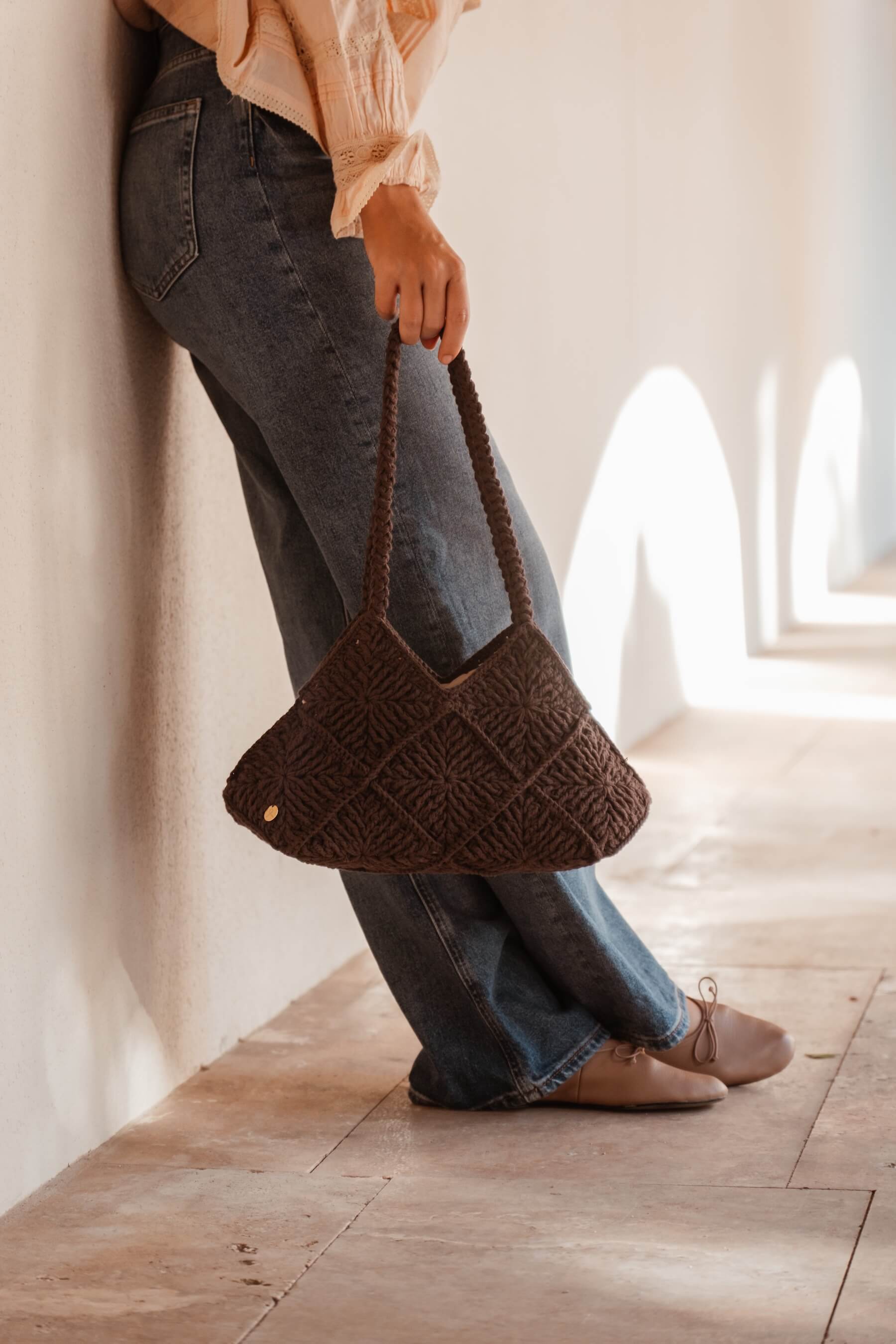 Bolso Agave artesanal tejido a mano en crochet color chocolate, diseño único con asas trenzadas, práctico y elegante para uso diario.