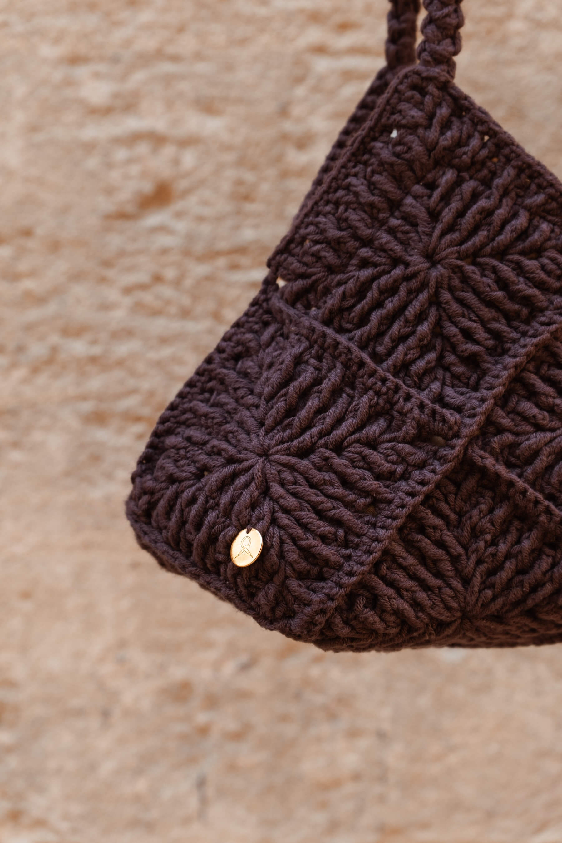 Detalle del bolso Agave  de Cabori, hecho a mano en crochet en color chocolate, con textura en cuadros granny.