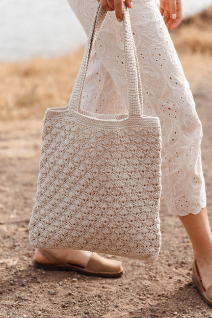 Bolso tote SALITRE tejido a mano en crochet beige claro, diseño de Cabori inspirado en conchas marinas