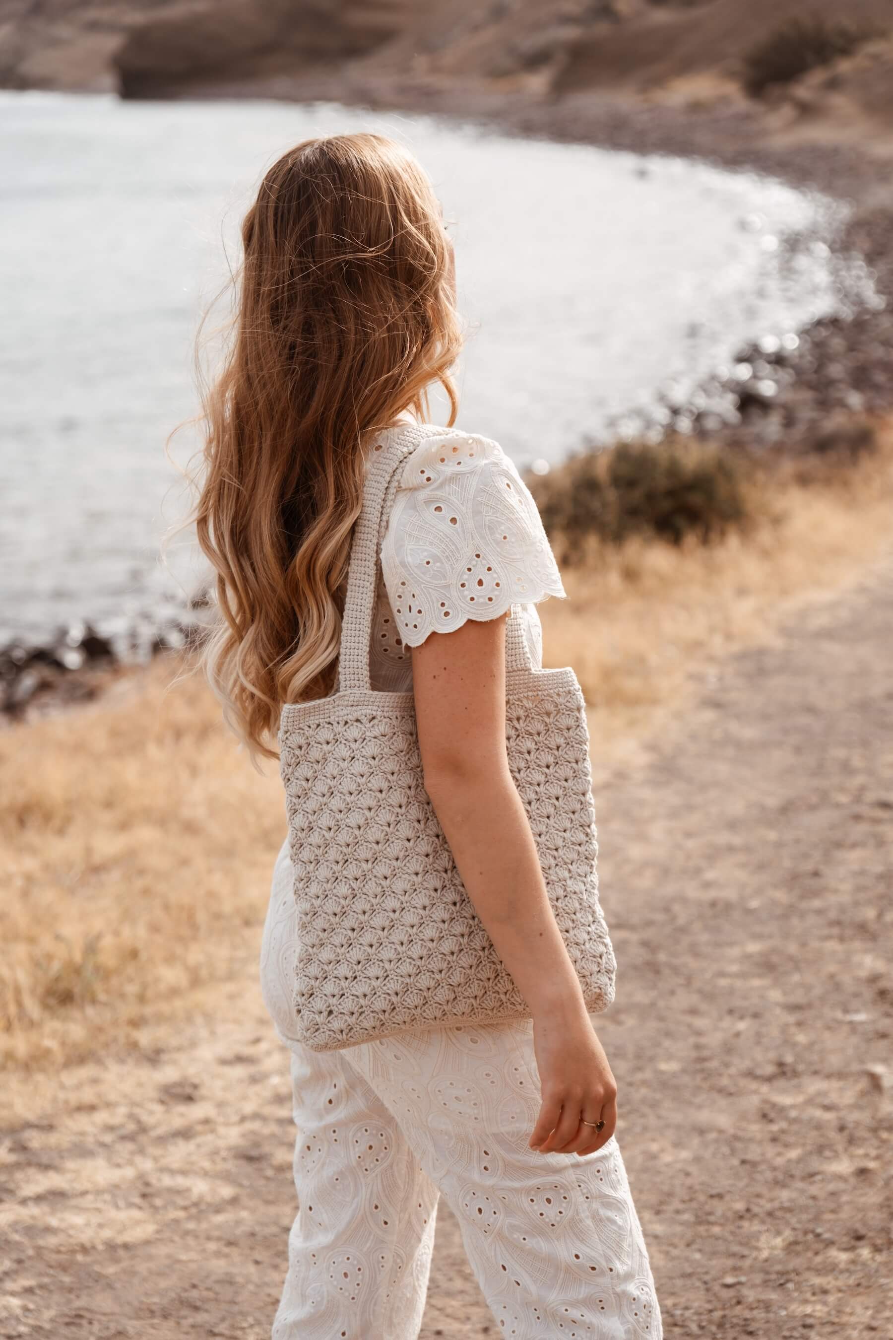 Bolso SALITRE tipo tote colgado al hombro, diseño fresco y versátil tejido a mano por Cabori