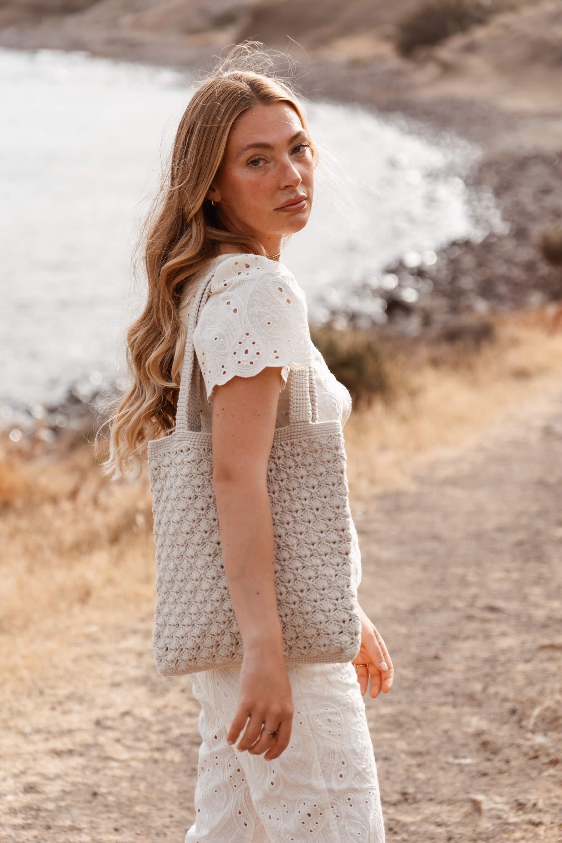 Vista lateral del bolso SALITRE de crochet, básico elegante con textura en relieve inspirado en el mar