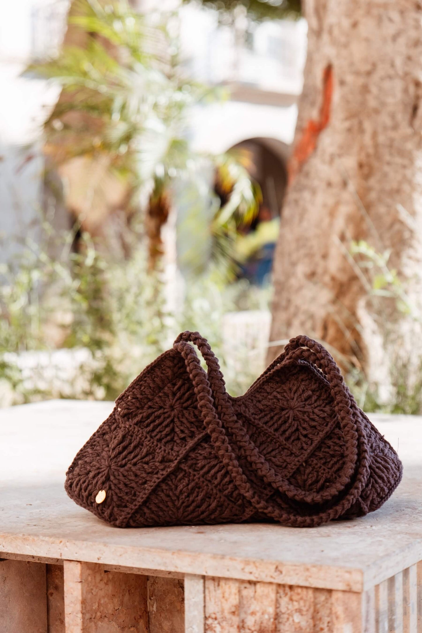 Bolso de hombro Agave de Cabori, hecho a mano en crochet color chocolate, diseño mediterráneo con asas trenzadas, elegante y versátil hecho a mano en España.