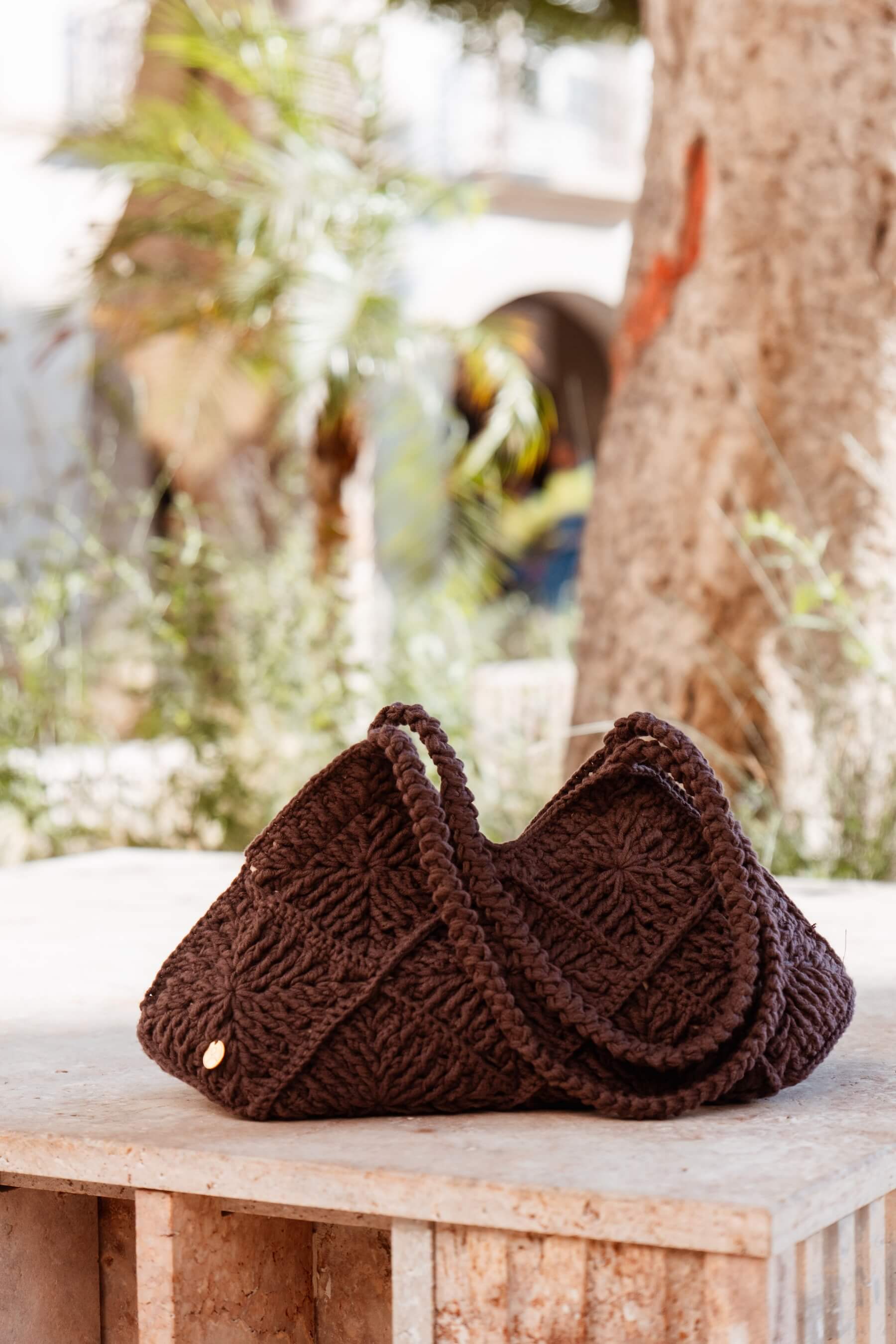 Bolso de hombro Agave de Cabori, hecho a mano en crochet color chocolate, diseño mediterráneo con asas trenzadas, elegante y versátil hecho a mano en España.