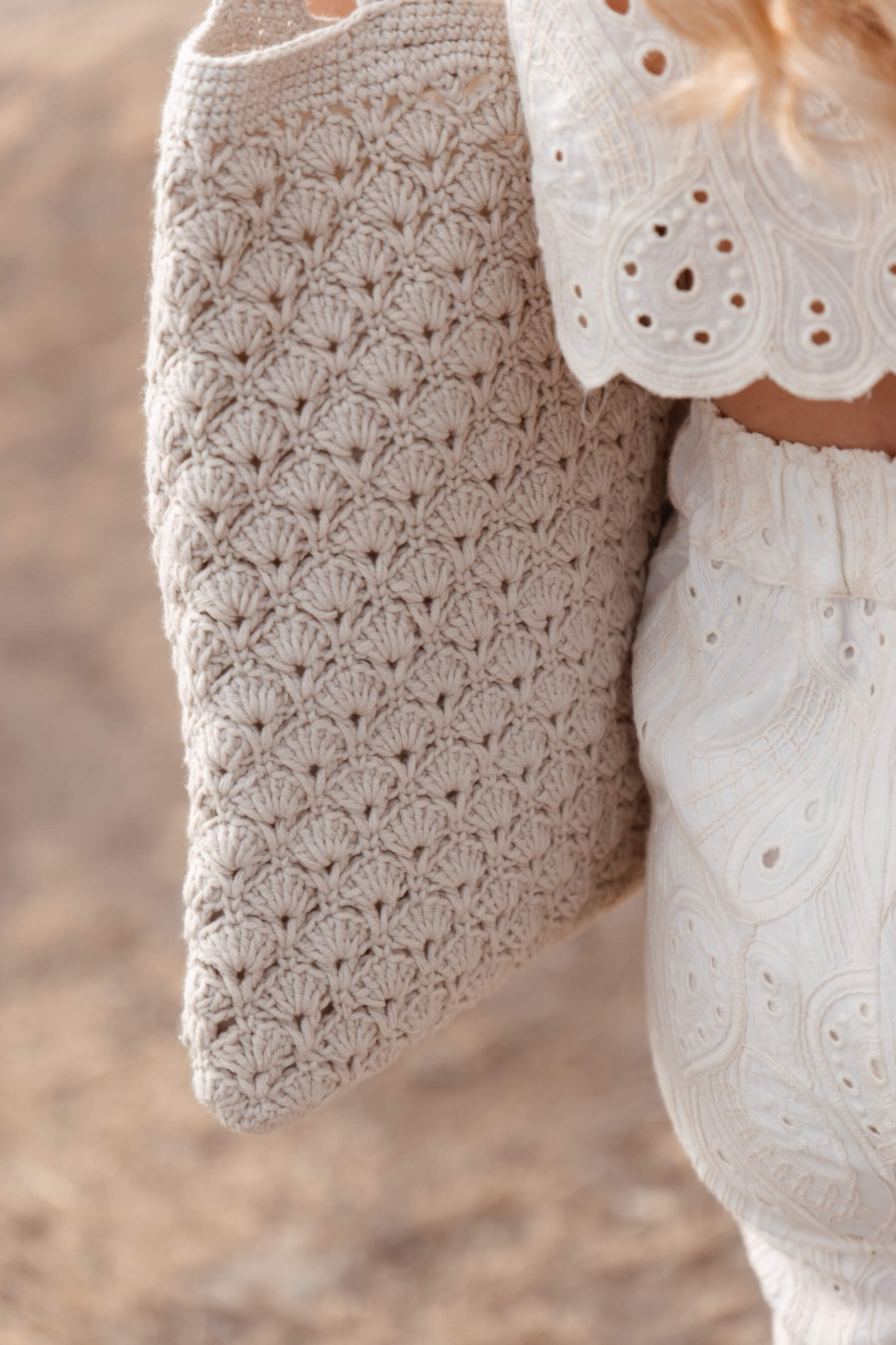 Detalle del tejido en relieve del bolso SALITRE, patrón de crochet inspirado en conchas marinas y tonos neutros
