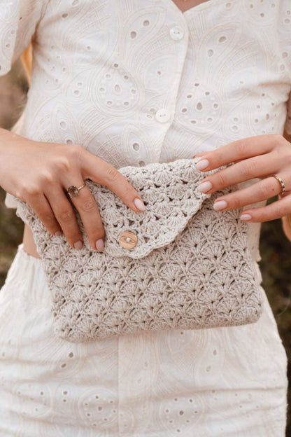 Detalle del neceser de crochet SALITRE tejido a mano en beige claro, diseño inspirado en conchas marinas