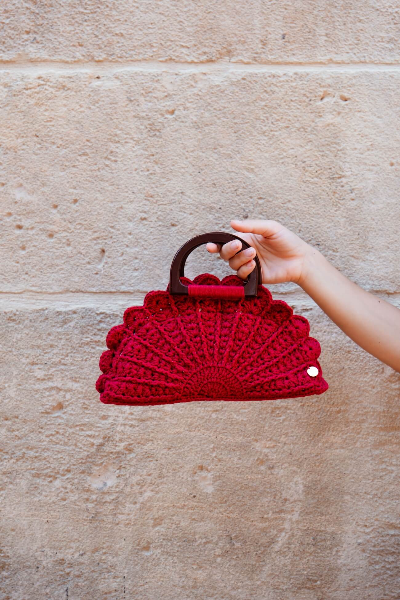Bolso de mano Cabori Buganvilla en crochet granate con asas de madera, bolso artesanal hecho en España.