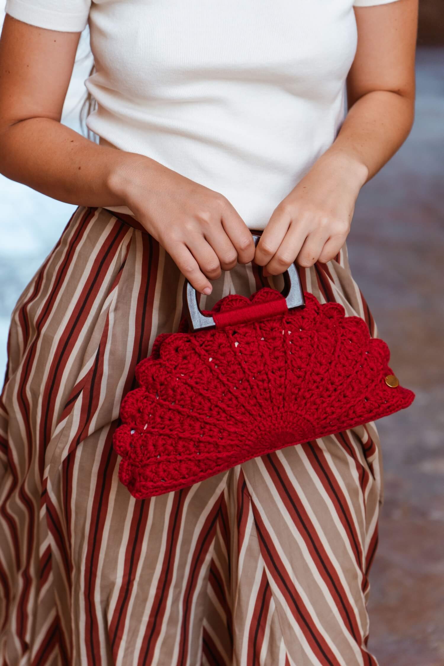 Bolso de mano artesanal Cabori Buganvilla en crochet granate con asas de madera, tejido a mano en España.