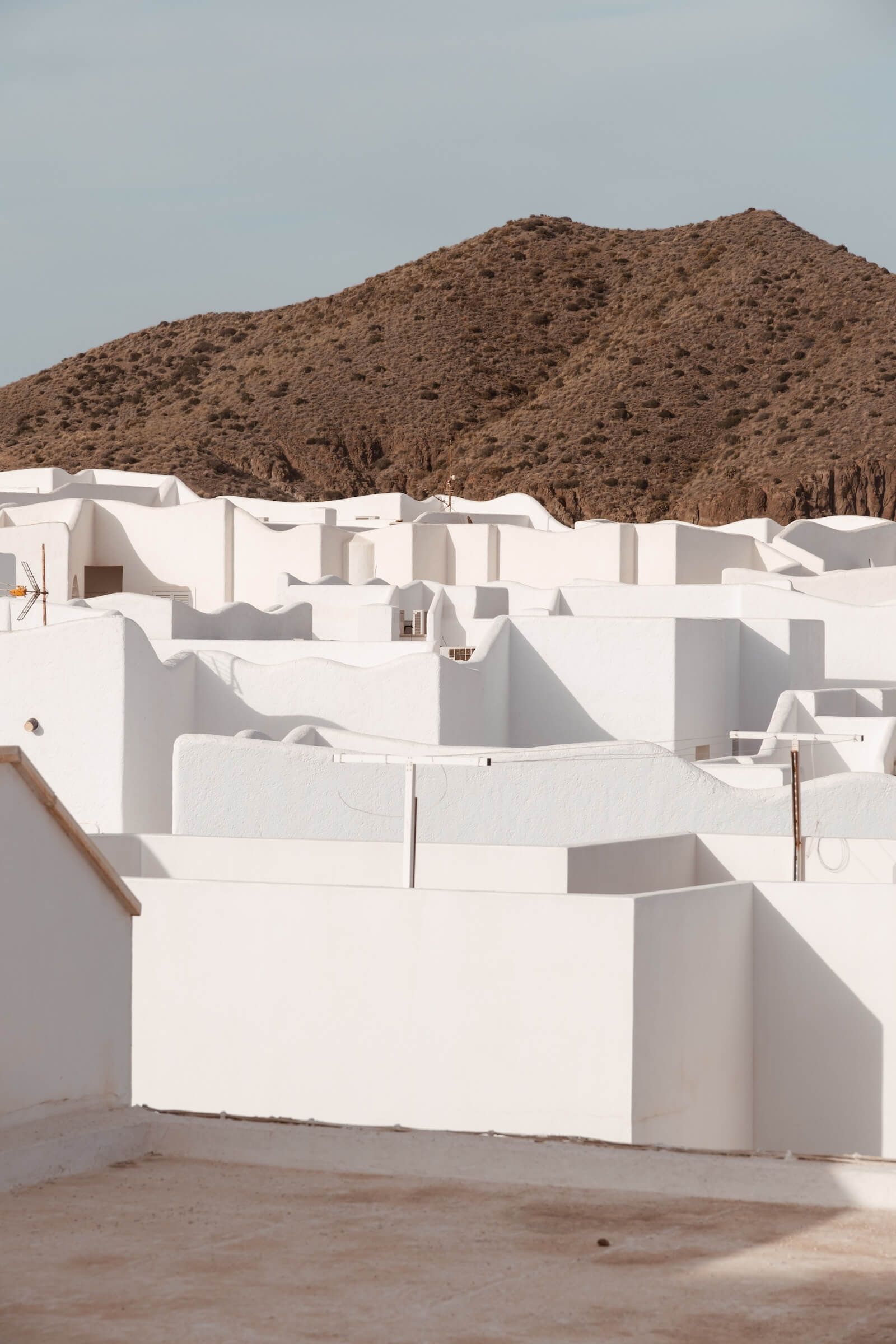 Arquitectura blanca tradicional en el Cabo de Gata, inspiración mediterránea de la marca Cabori hecha en Almería