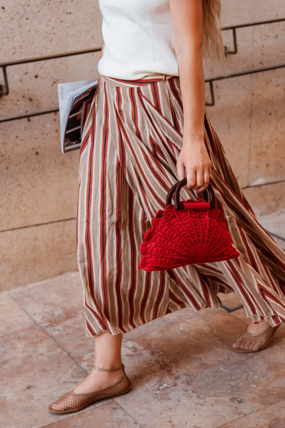 Bolso de mano Cabori modelo Buganvilla en crochet granate, con diseño en forma de abanico y asas de madera, tejido a mano en España.
