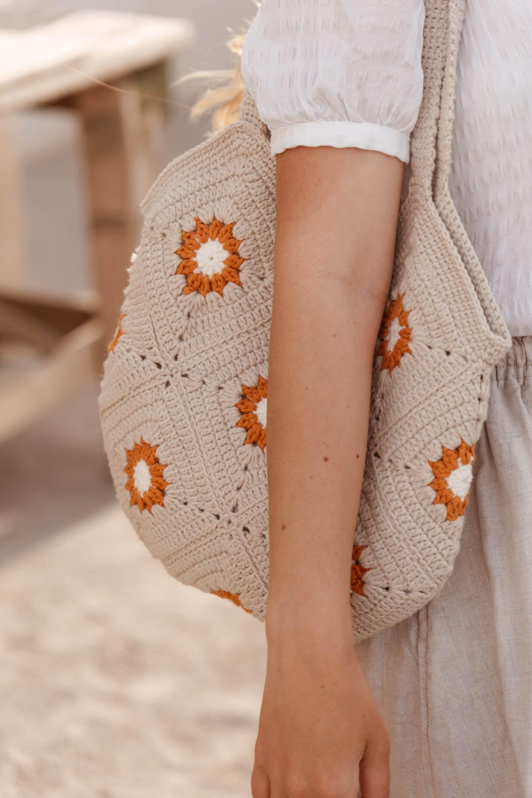 Primer plano de la textura de crochet del bolso SOLANO, diseño artesanal con carácter y combinación de colores cálidos