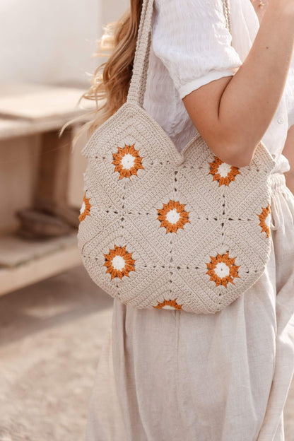 Bolso granny SOLANO tejido a mano con cuadrados de crochet en tonos crudo y naranja, diseño cálido de Cabori