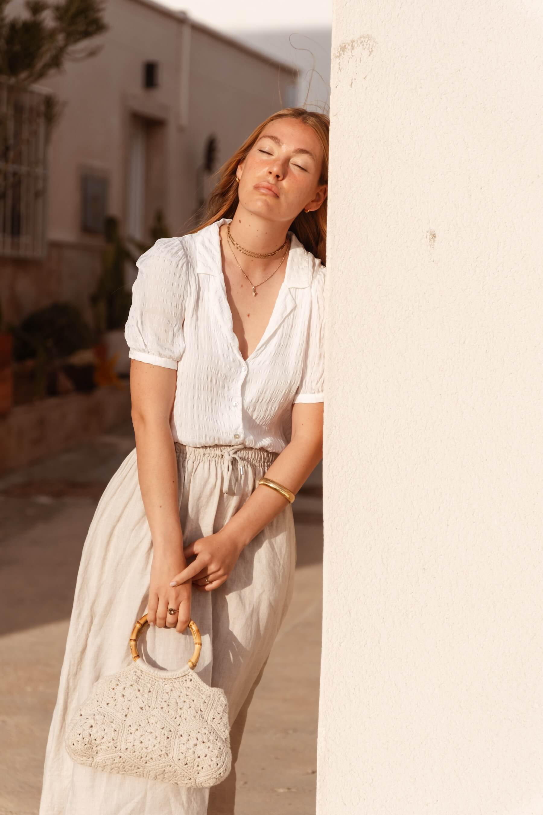 Estilo mediterráneo con el bolso BRUMA hecho a mano en Almería, pieza elegante y versátil para ocasiones especiales