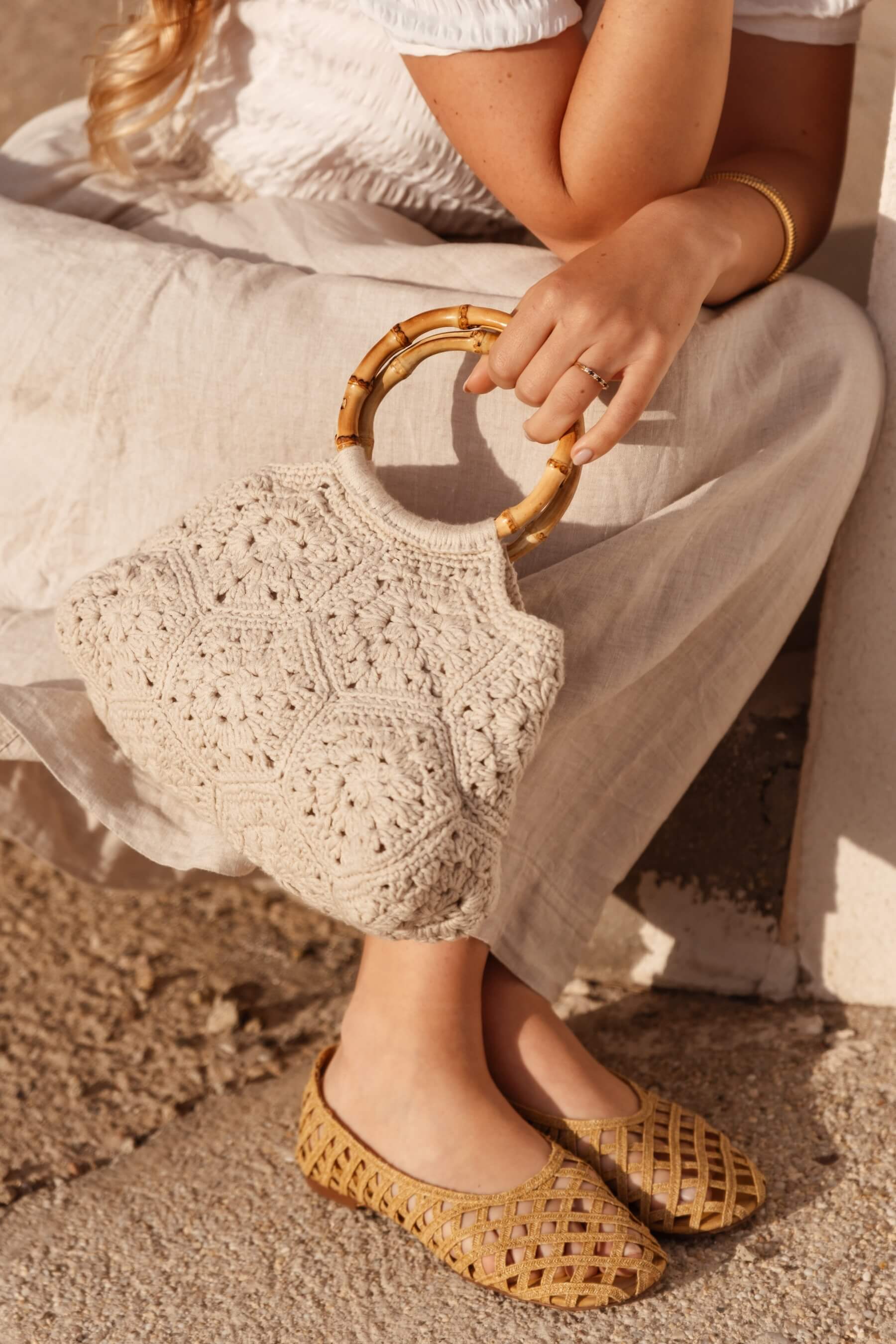 Bolso de mano BRUMA con asas de bambú, tejido a mano en crochet beige con textura floral por Cabori