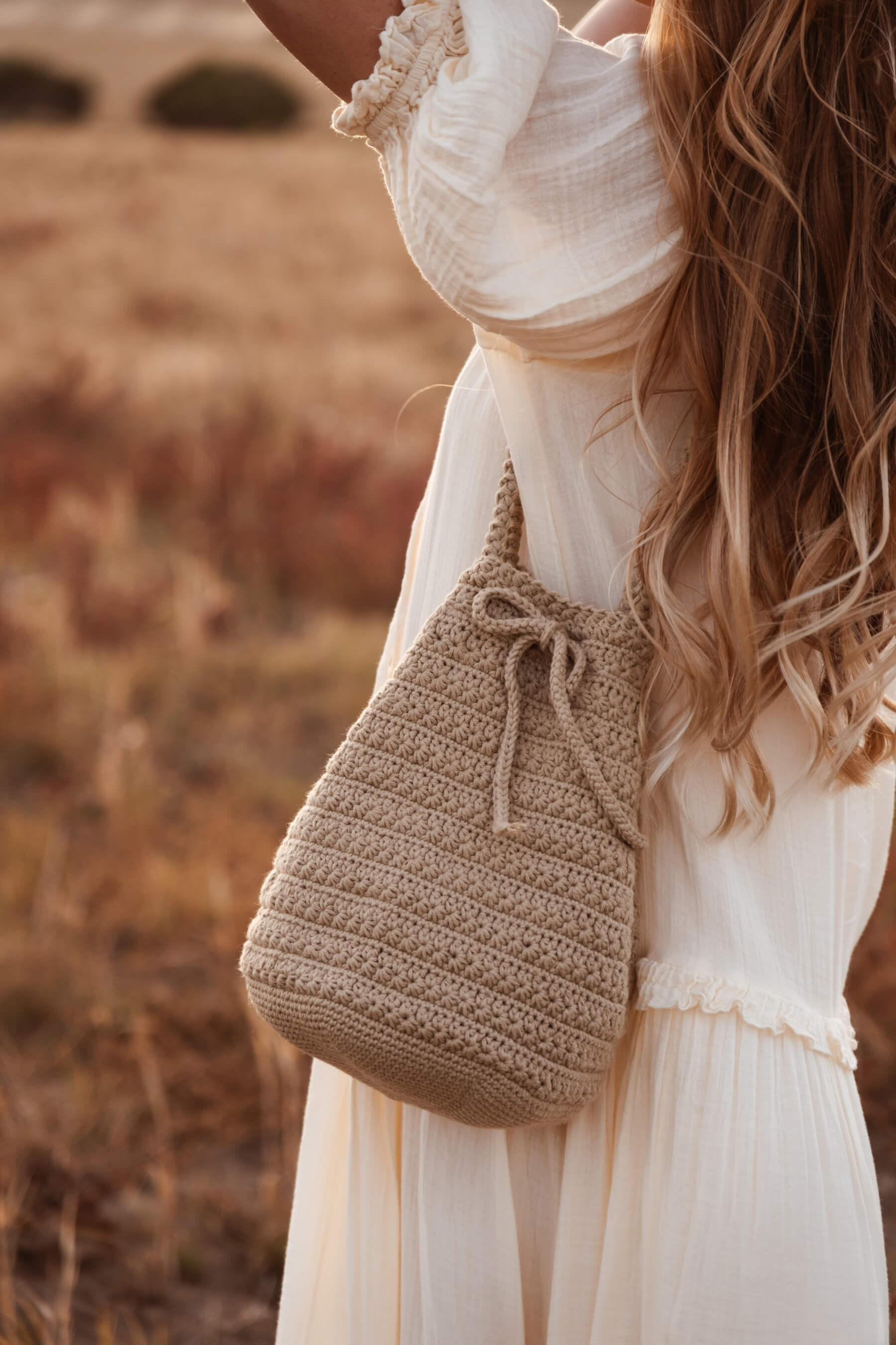 Bolso bombonera CALIMA tejido a mano en crochet tono arena, diseño cálido y versátil de Cabori