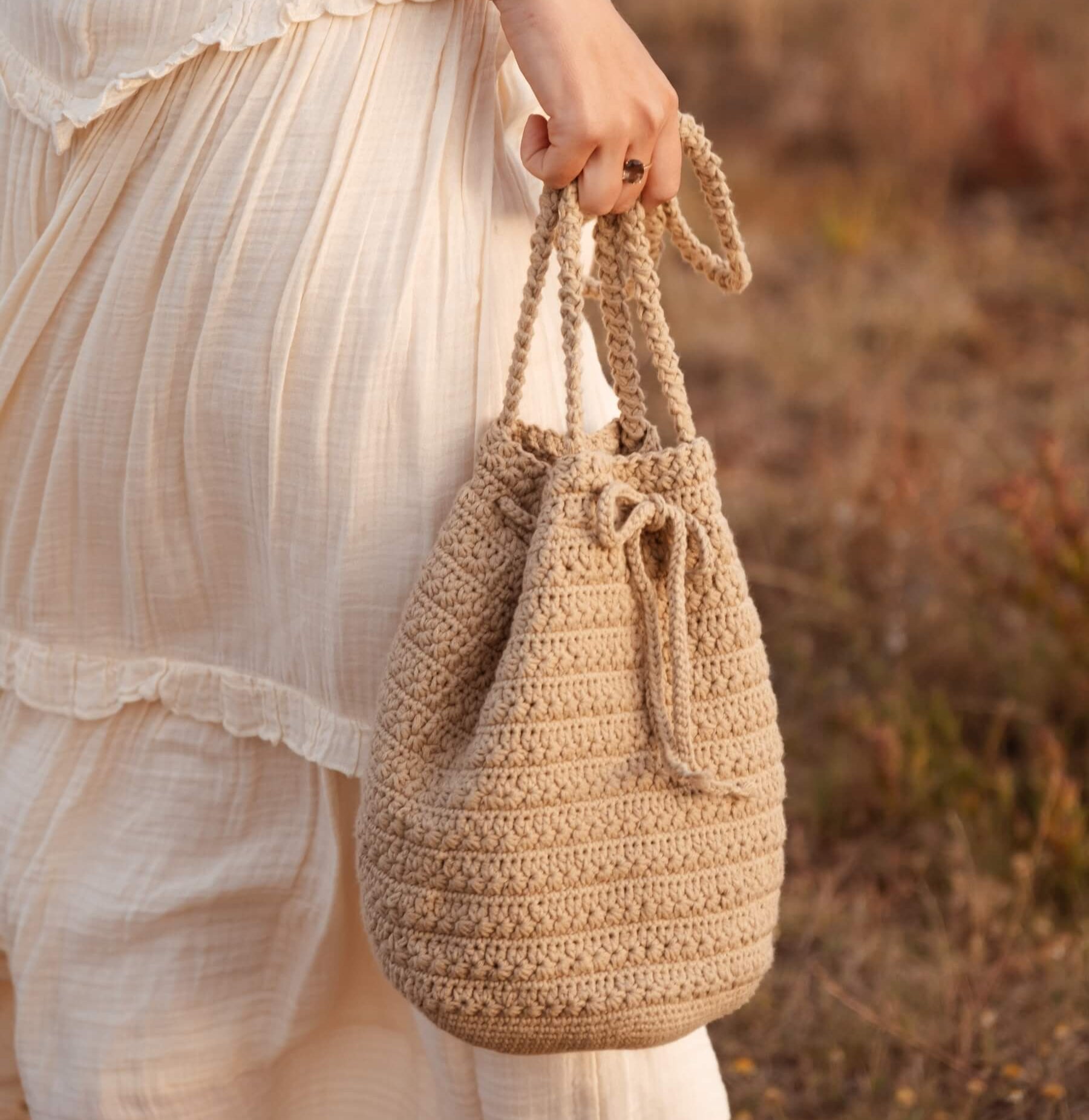 Bolso bombonera CALIMA tejido a mano por Cabori, diseño en crochet tono arena para uso diario o escapadas